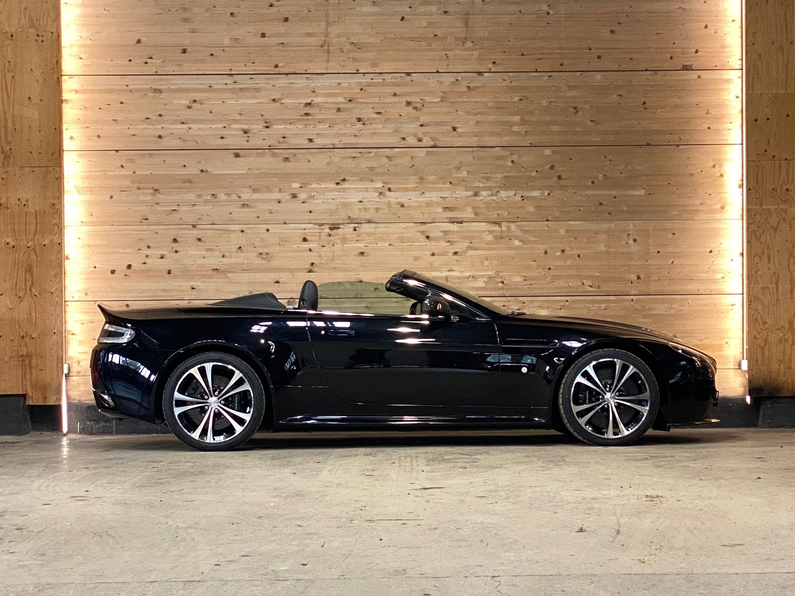 Aston Martin V12 Vantage Roadster BVM6