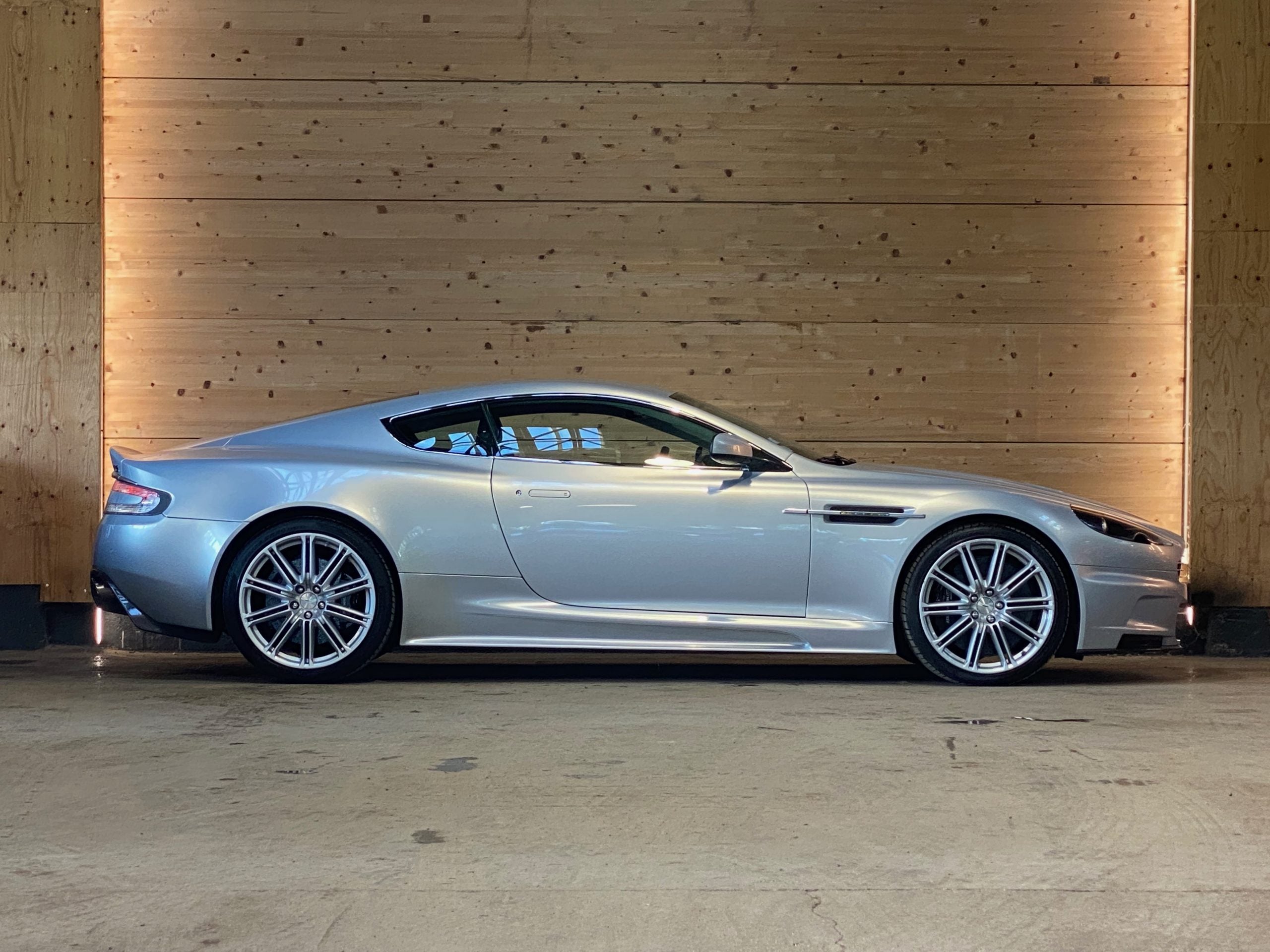 Aston Martin DBS V12 2+2