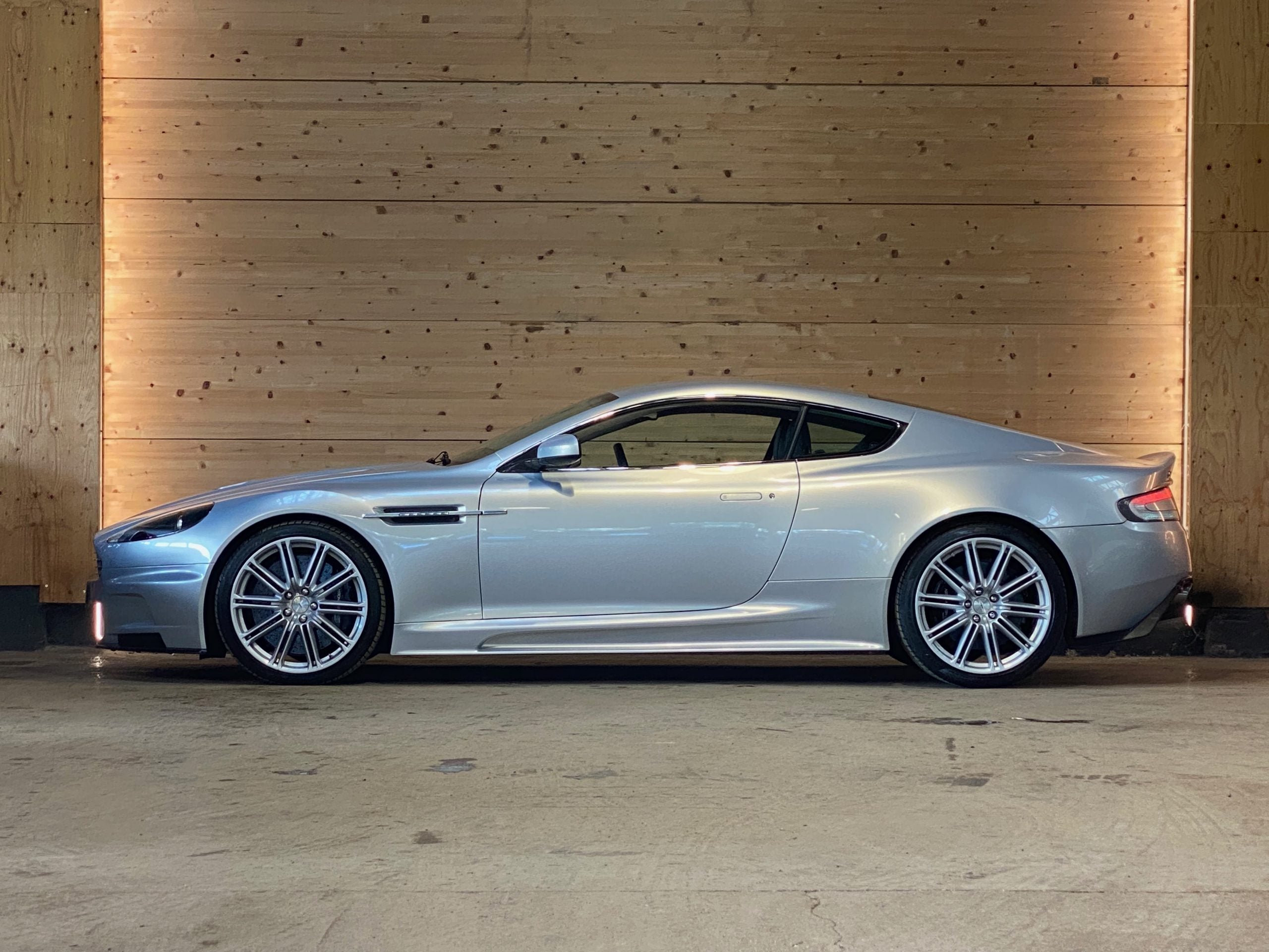 Aston Martin DBS V12 2+2